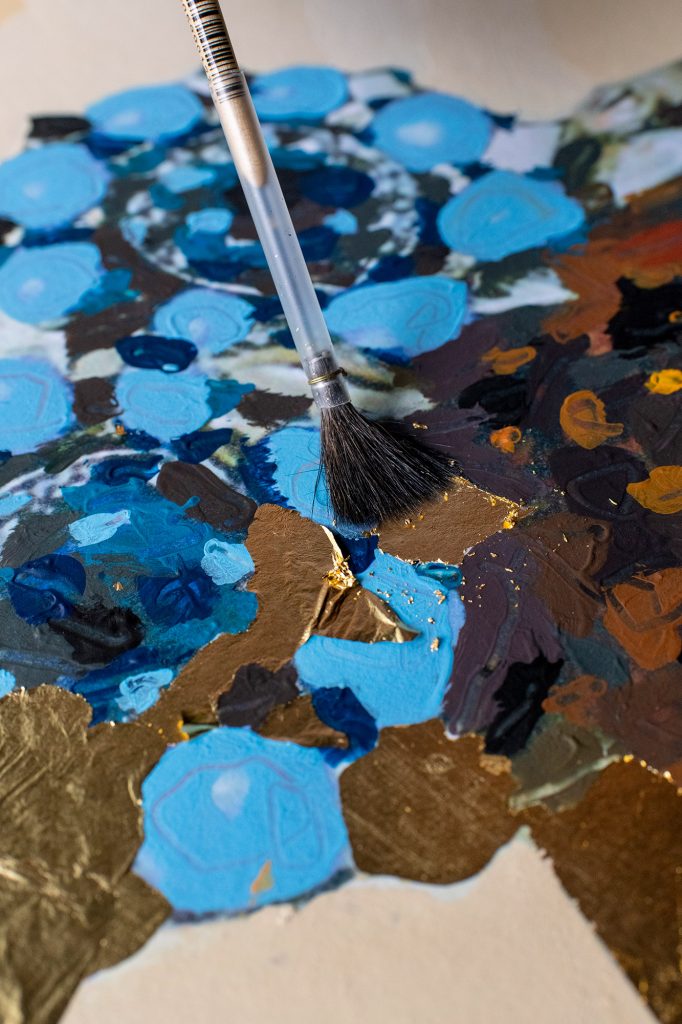 Feuilles-d_or-sur-peinture-2